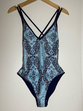 L*Space BHDKMC18 Blue
Geometric One Piece Swimsuit
Size 8